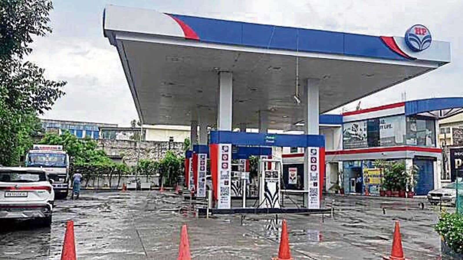 Petrol Pumps In The City Remained Closed For 24 Ho 1730945831187 1730945839730.jpg