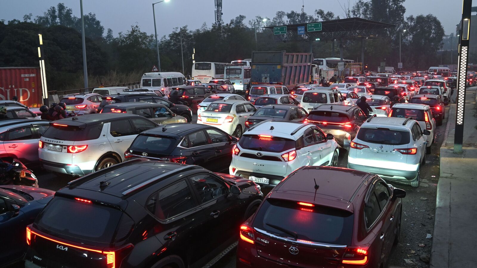 Delhi Traffic Jam Christmas Eve 1735095986703 1735095986957.jpg