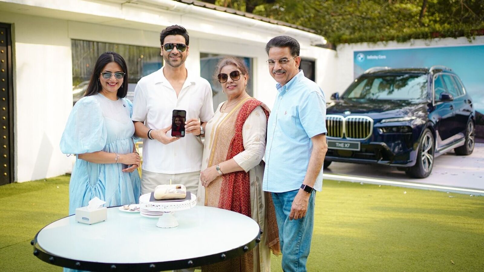 Divyanka Tripathi Vivek Dahiya Bmw X7 1734775529024 1734775533001.jpg